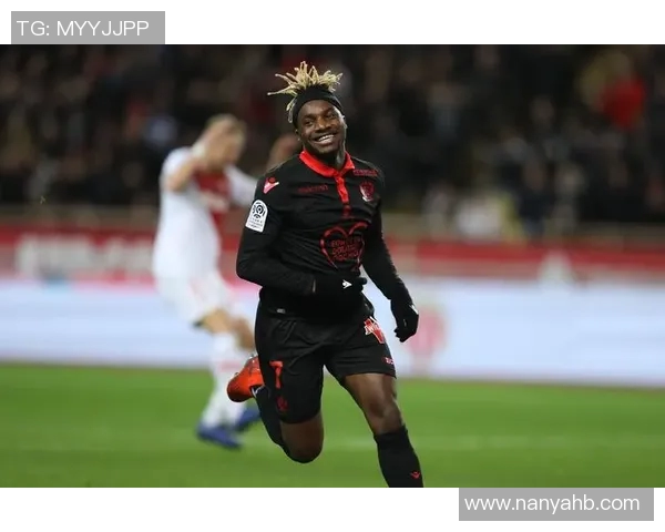 美国足球明星因抗议社会问题联合罢赛引发广泛关注与讨论